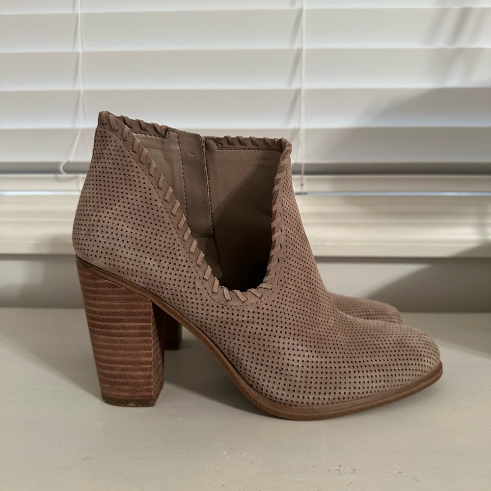 Western Vince Camuto Womens Fernlee Zip Up Bootie Shoes, Beach tan taupe US 7